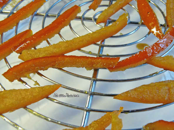 Écorces d’oranges confites au sucre roux