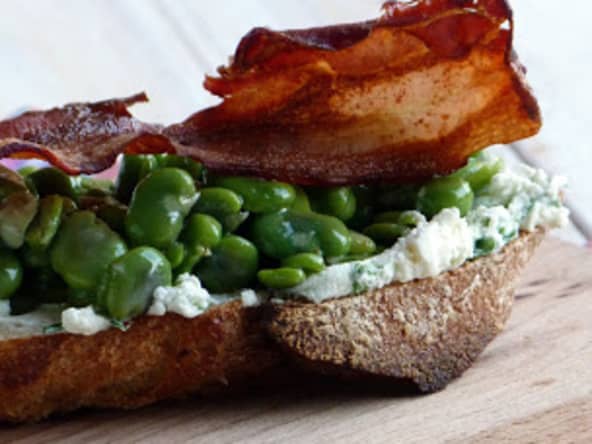 Tartines fèves, fromage frais, ail des ours