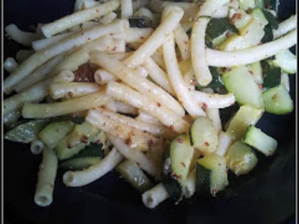 Assiette toute simple de macaroni aux courgettes et à la moutarde à l'ancienne