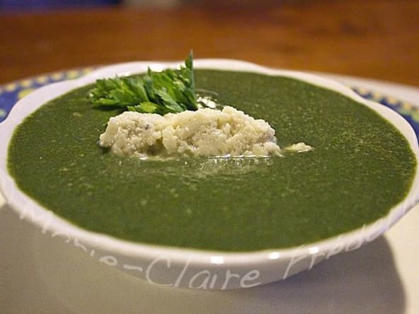Velouté d'épinards et ses quenelles au roquefort