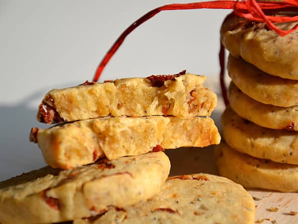 Biscuits salés au parmesan, tomates séchées, origan et graines de pavot