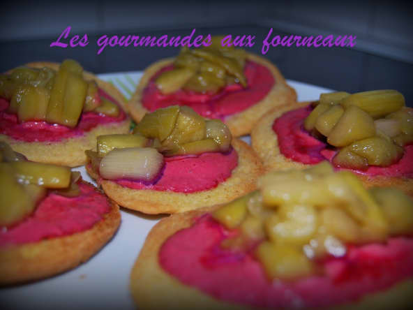 Sablés Breton façon tartelettes à la rhubarbe et aux framboises