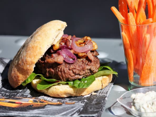 Blue burger servis dans des scones au stilton et noix