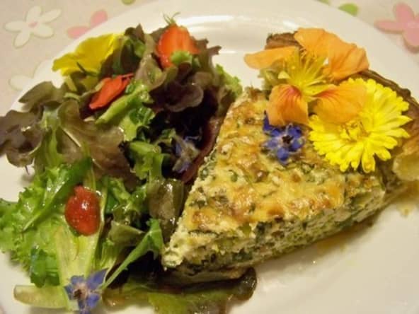 quiche corse aux herbes et salade de fleurs