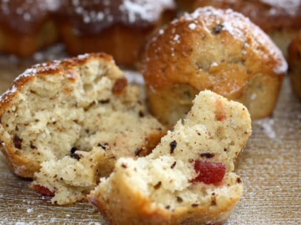 Cake original fraises séchées, chocolat noir à la fève de Tonka