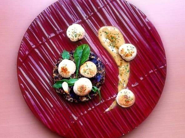 Tartare d'agneau poêlé au garam massala, puffs aériens au cumin