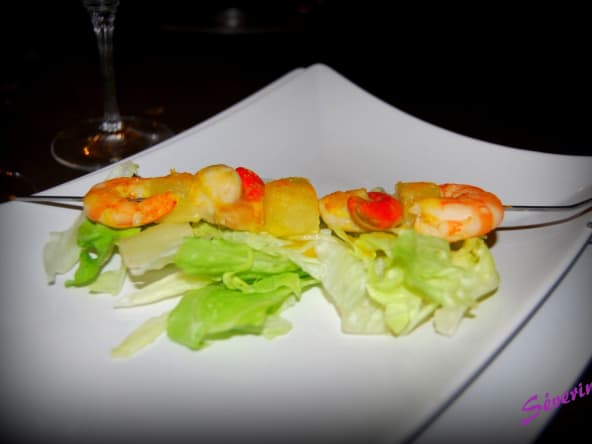 Brochette de fruits de mer et ananas