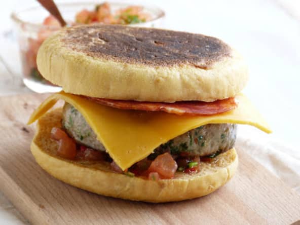 Hamburger boeuf et coriandre, salsa épicée