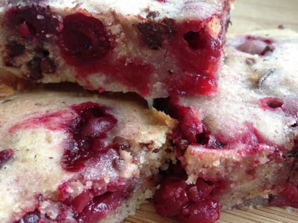 Le Blondie aux cerises et au chocolat