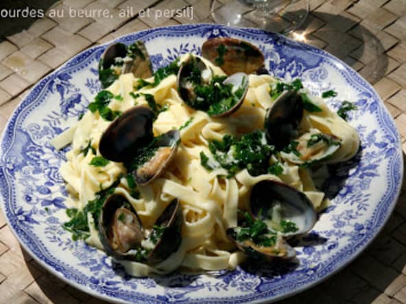 Palourdes au beurre, ail et persil et pâtes fraîches