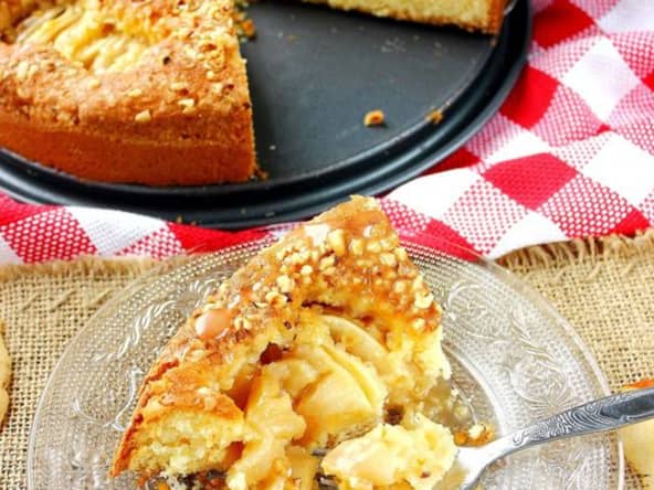 Gâteau moelleux aux pommes caramelisées et éclats de noisettes