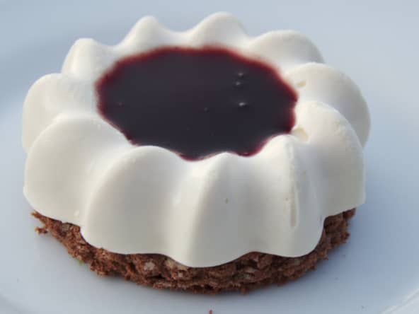 Tiramisu au sirop de fraise et coulis de myrtille