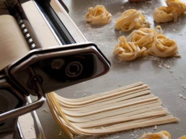 Faire ses pâtes fraiches maison, aux oeufs et à la semoule de blé dur