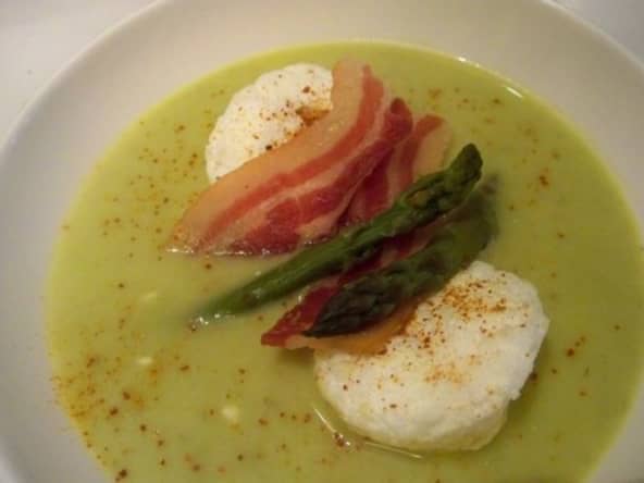 Iles flotantes d'asperges vertes, chips de lard fumé