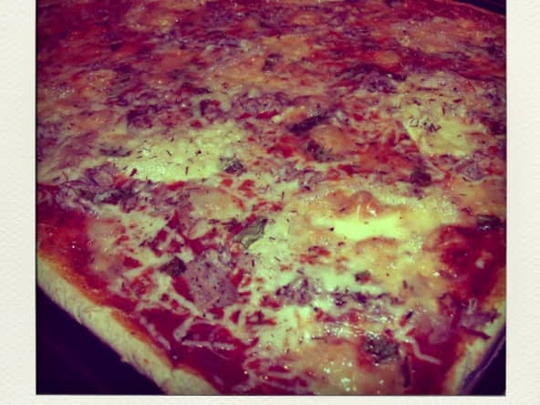 Pizza au thon, chèvre et basilic frais