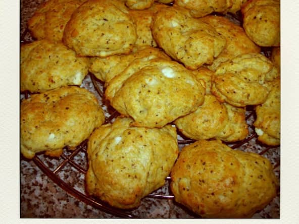 Cookies au pesto, feta, et basilic