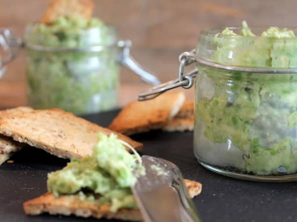 Crackers au sésame et tartinade d'avocats.