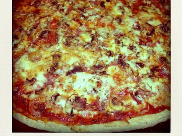 Pizza au jambon cru et au Cantal