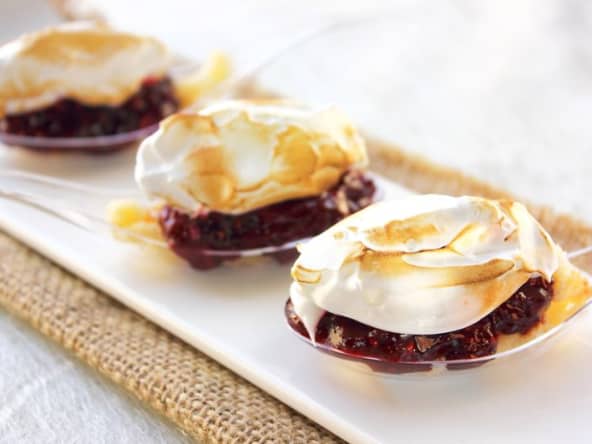 Bouchées meringuées aux fruits rouges et crumble à la noix de coco