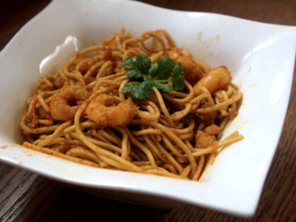 Wok de nouilles sautées et crevettes, curry et miel
