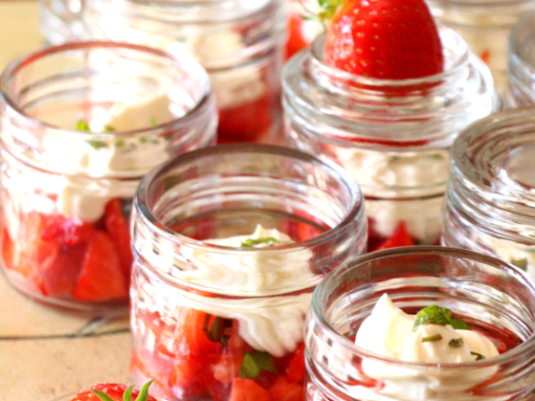Verrines aux fraises et mousseline de chèvre