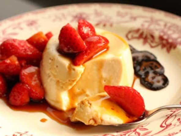 Fraises au sirop de bière Westmalle, panna cotta de yaourt et noix jeunes confites.