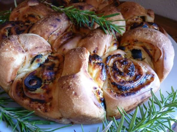 Brioche conviviale à la brousse et aux olives