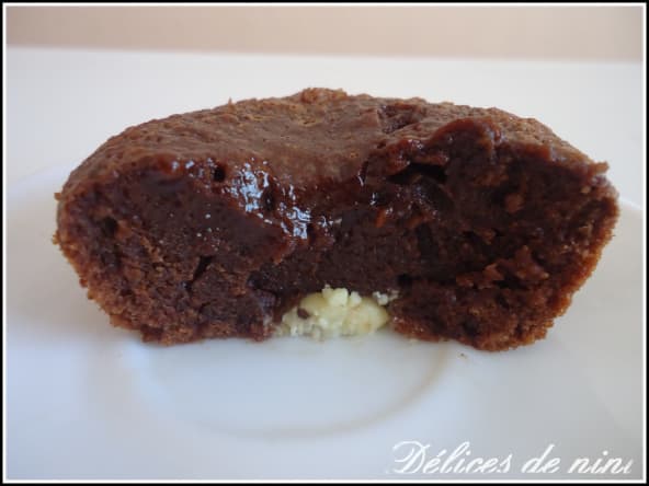 Gâteau au chocolat avec coeur coulant au chocolat blanc