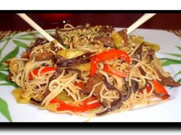 Nouilles sautées au bœuf, courgette et poivron