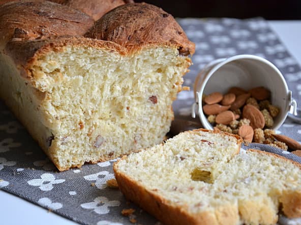 Brioche tressée aux mulberries et aux amandes