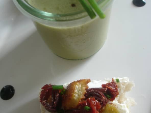 Soupe de cosses de petits pois et fanes de carottes, tartine gourmande en ravioles de Romans