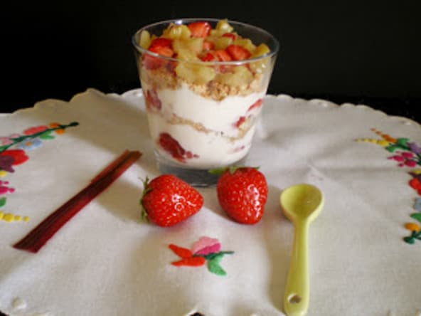Coupe légère fraise rhubarbe