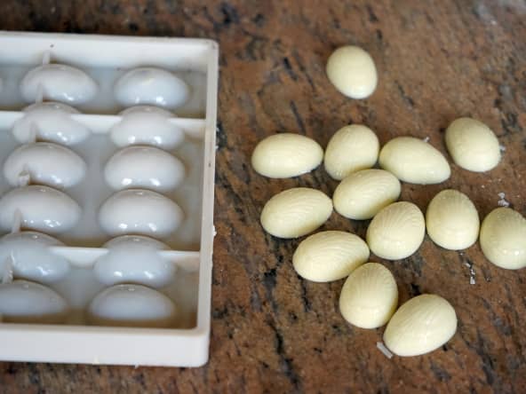 Moulage des chocolats, petits oeufs pour Pâques ou Noël - Technique culinaire en photos et vidéo