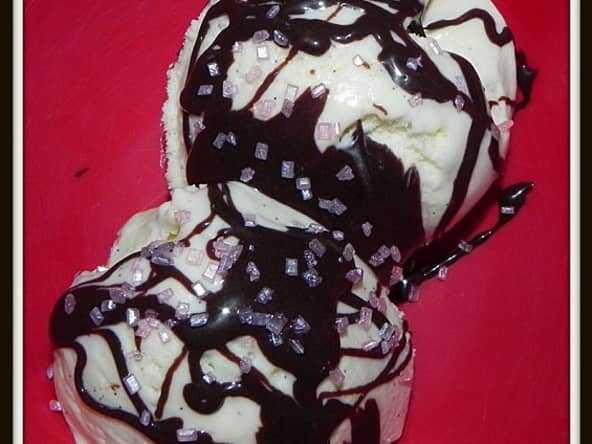 Glace au lait concentré et coulis de chocolat