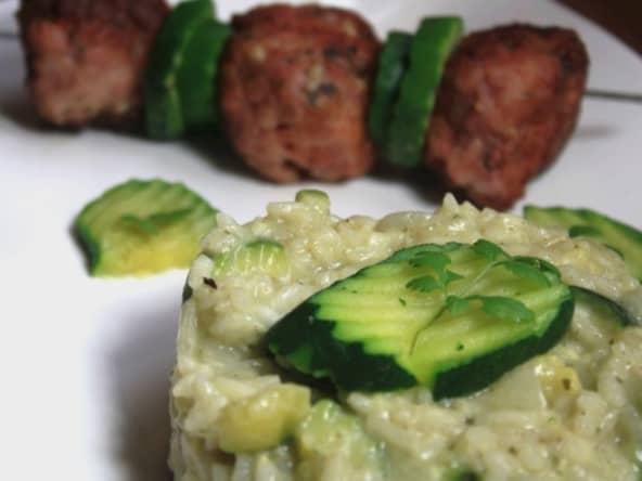 Risotto crémeux aux courgettes et brochettes de boulettes de porc épicées