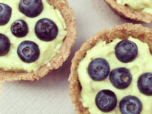 Tartelette crue aux amandes, noix de cajou, myrtilles et avocat