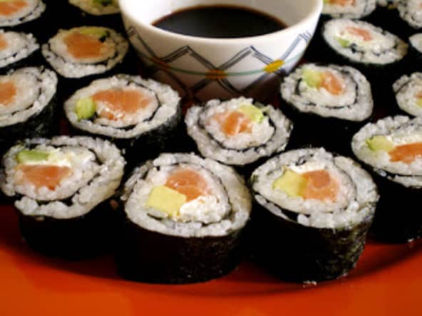 Maki sushi au saumon et à l'avocat, classique japonais