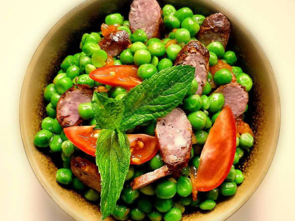 Petits pois rafraîchissants à la catalane, saucisse, menthe et anis