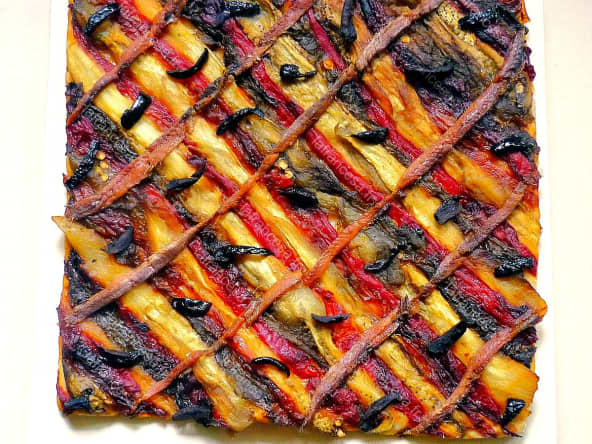 Pizza catalane traditionnelle aux poivrons, aubergines, anchois et olives noires