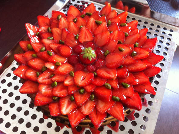 Tarte à la crème pâtissière, aux fraises et ses pistaches