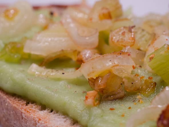 Tartine aux oignons nouveaux