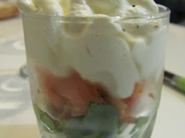 Verrines de saumon fumé, pousses d'épinard et mousse de chèvre