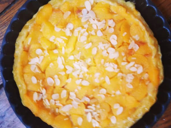 Tatin de pêche, miel de thym et amandes effilées