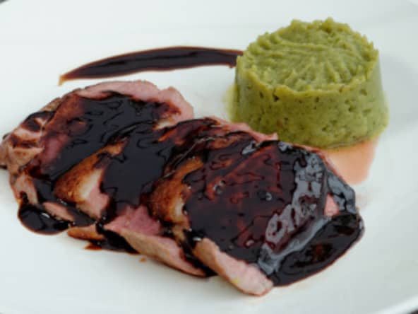 Magret de canard sauce aux éclats de fèves de cacao et orange