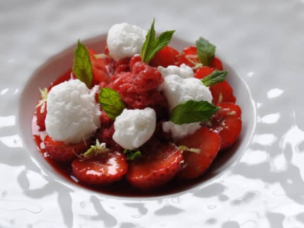 Une Petite Soupe de Fraises au Yogourt et Citron Vert