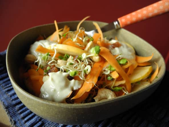 Salade sucrée salée de graines germées et carottes, sauce à la brousse