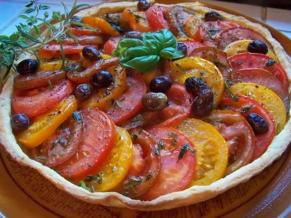 Tarte sablée à la tapenade verte et aux trois tomates