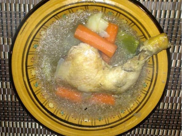 Bouillon de poulet aux légumes