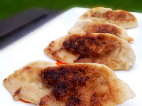 Gyoza grillés aux fanes de radis, à la viande et au gingembre