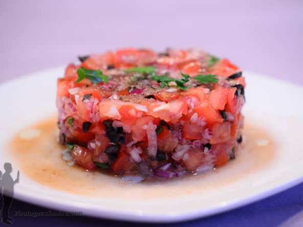 Tartare très rafraîchissant de tomates, d'olives noires et de basilic
